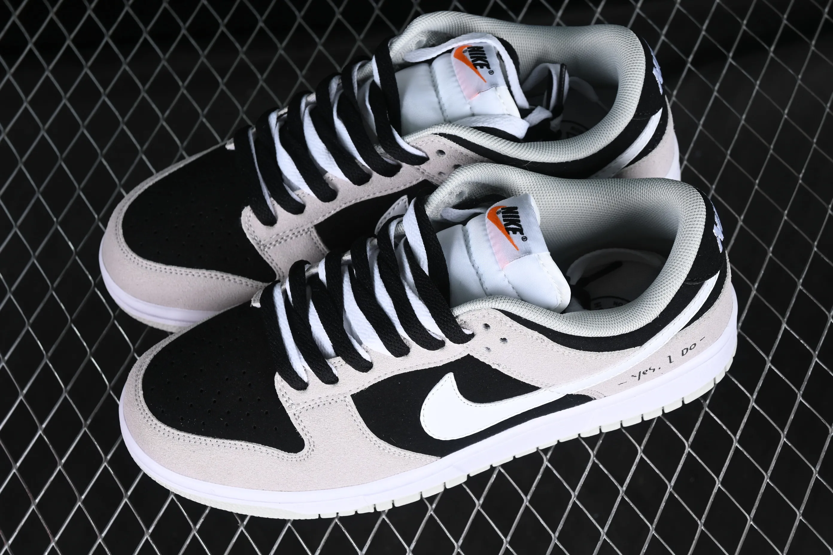 All Categories Nk SB Dunk Series Nk SB Dunk Low Low-top sneakers Cost-effective version Nk Dunk Low Black dust color SB smashed backboard fashion casual sneakers DO9776-001